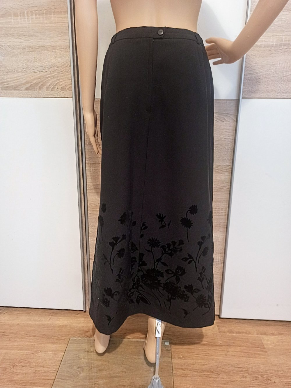 Schöner Rock in schwarz mit Blumenmuster unten