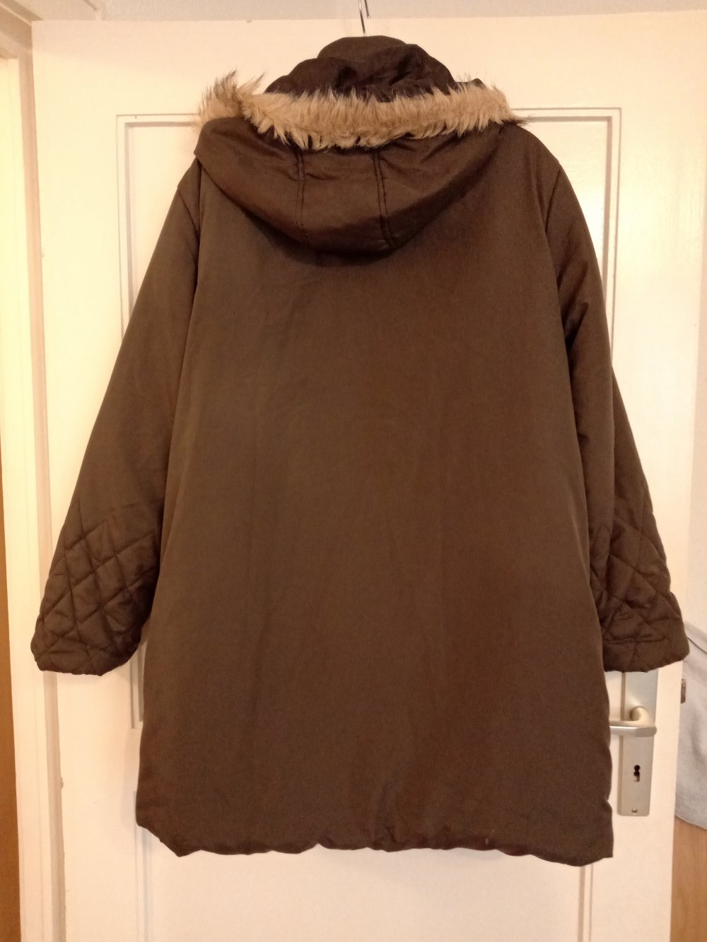 Sehr schöne Übergangsjacke mit Kapuze in Farbe Khaki 