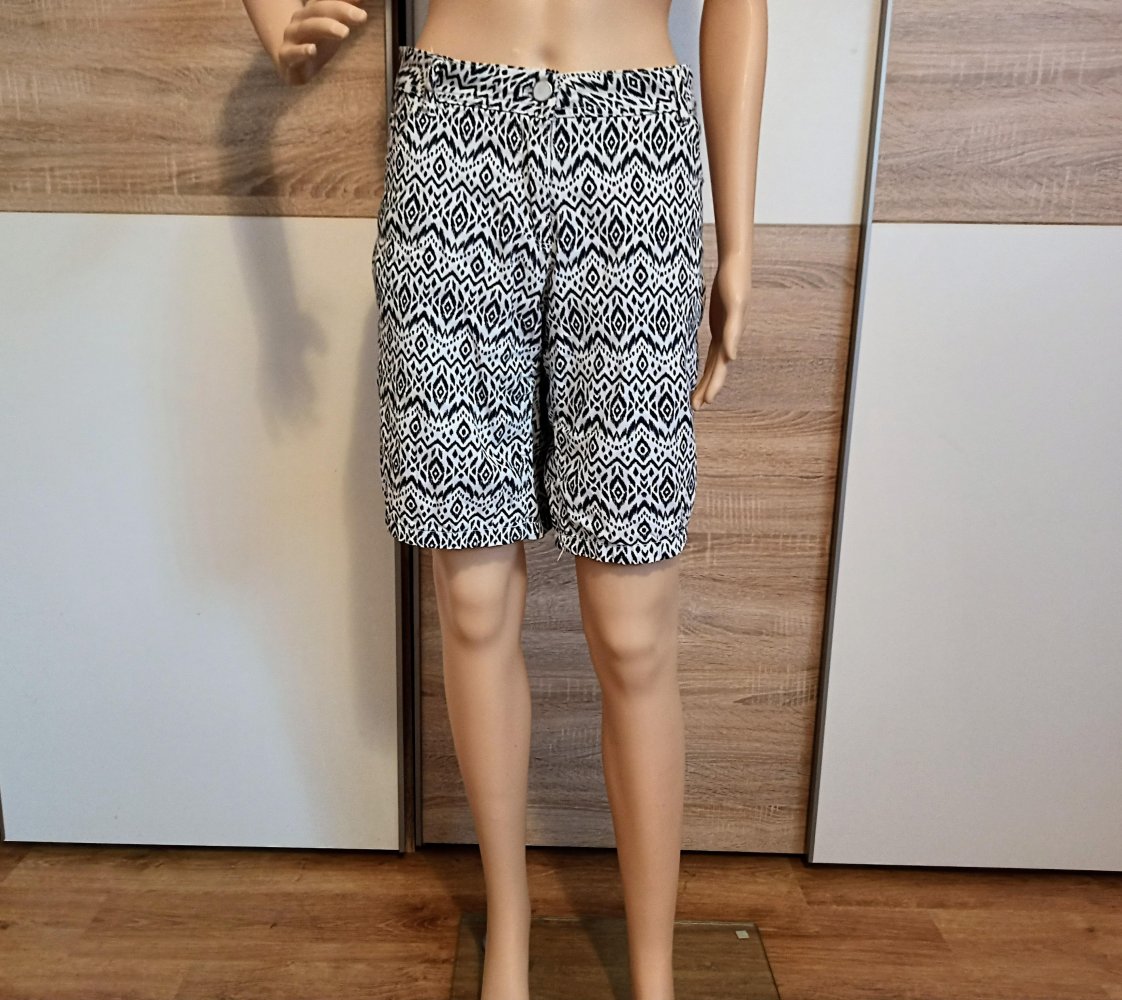 Schöne Schorts in schwarz/weiß von UpFashion