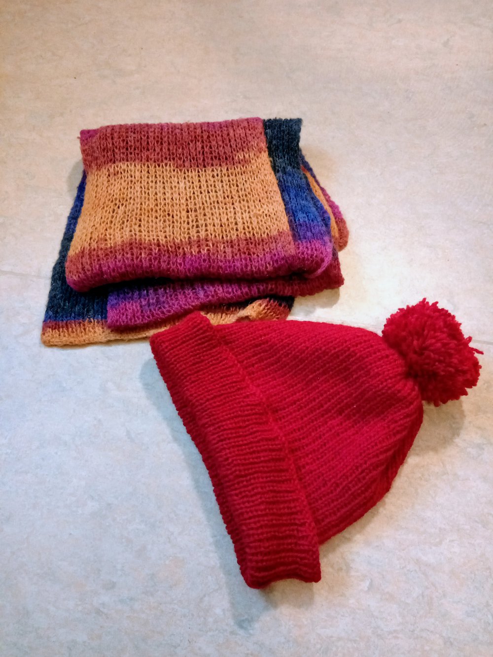 Schönes Sets: Mütze in Burgunderrot mit gestreifter Schal 