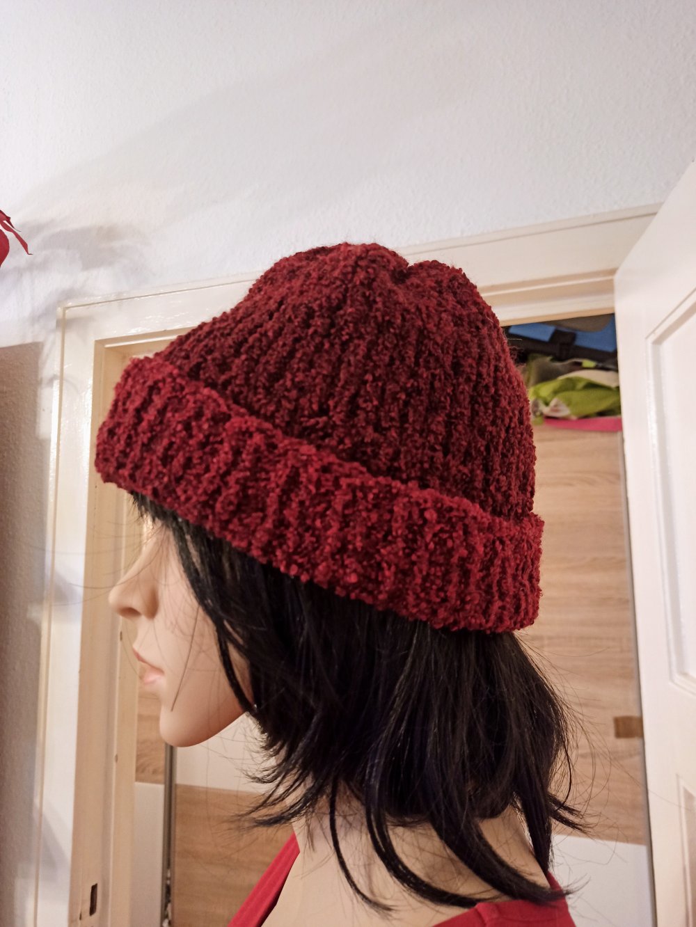 Schöner Mütze in burgunderrot 