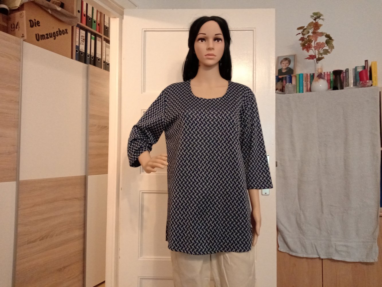 Schöner Langarmshirt in marienblau mit silberne Quadrate 