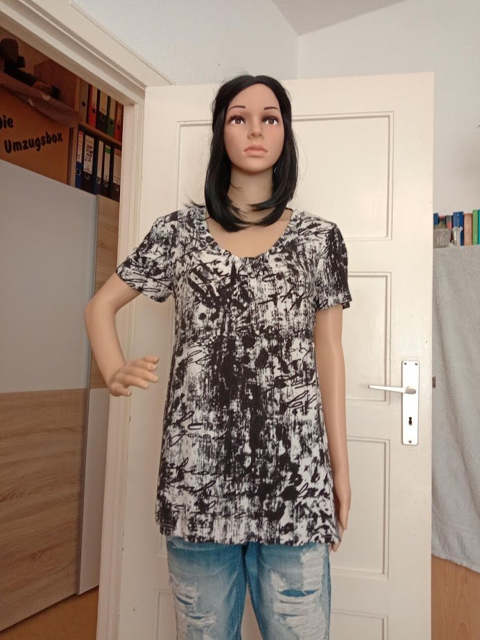 Sehr schöner Shirt von Janina schwarz-weiß 