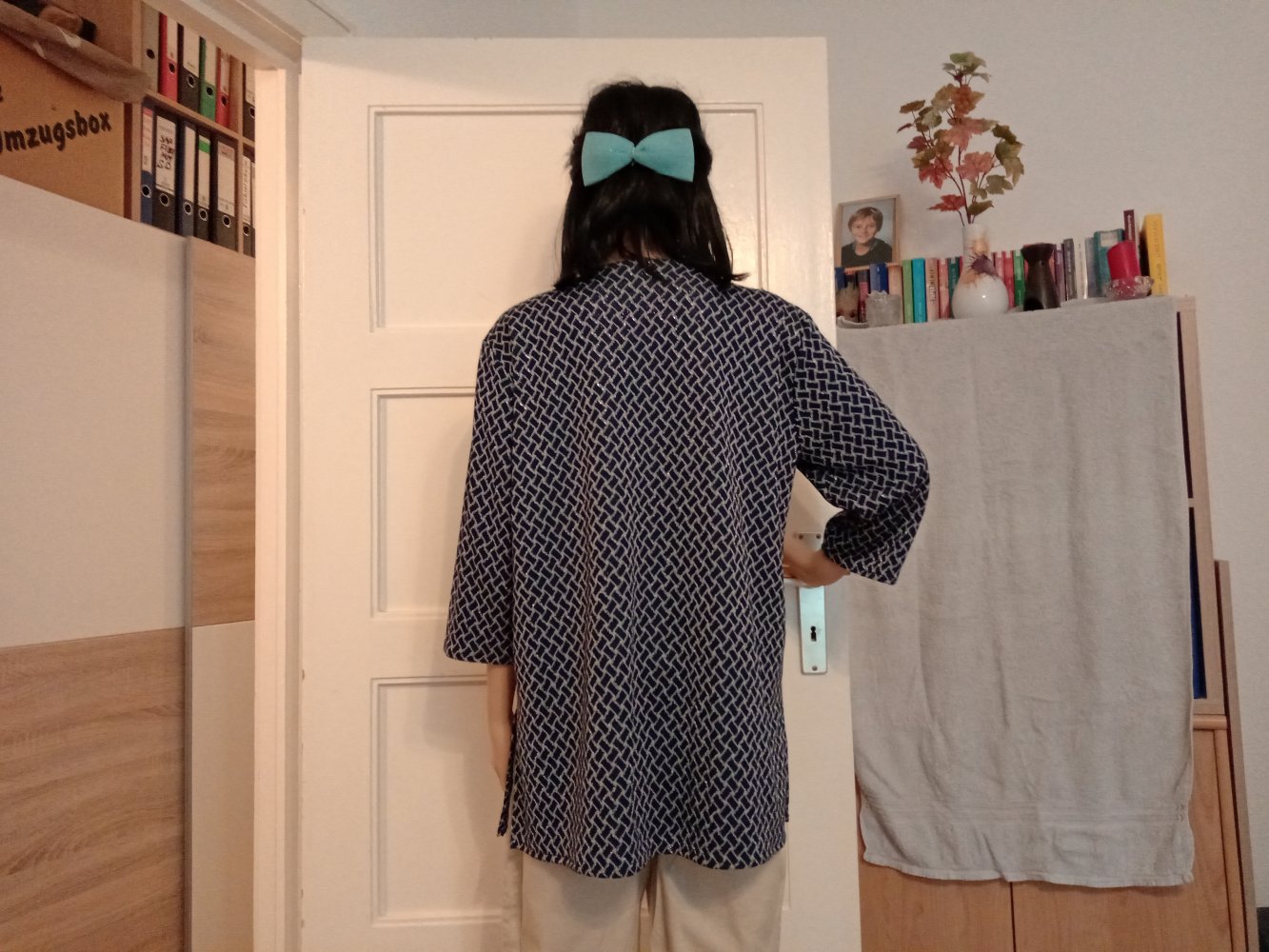 Schöner Langarmshirt in marienblau mit silberne Quadrate 