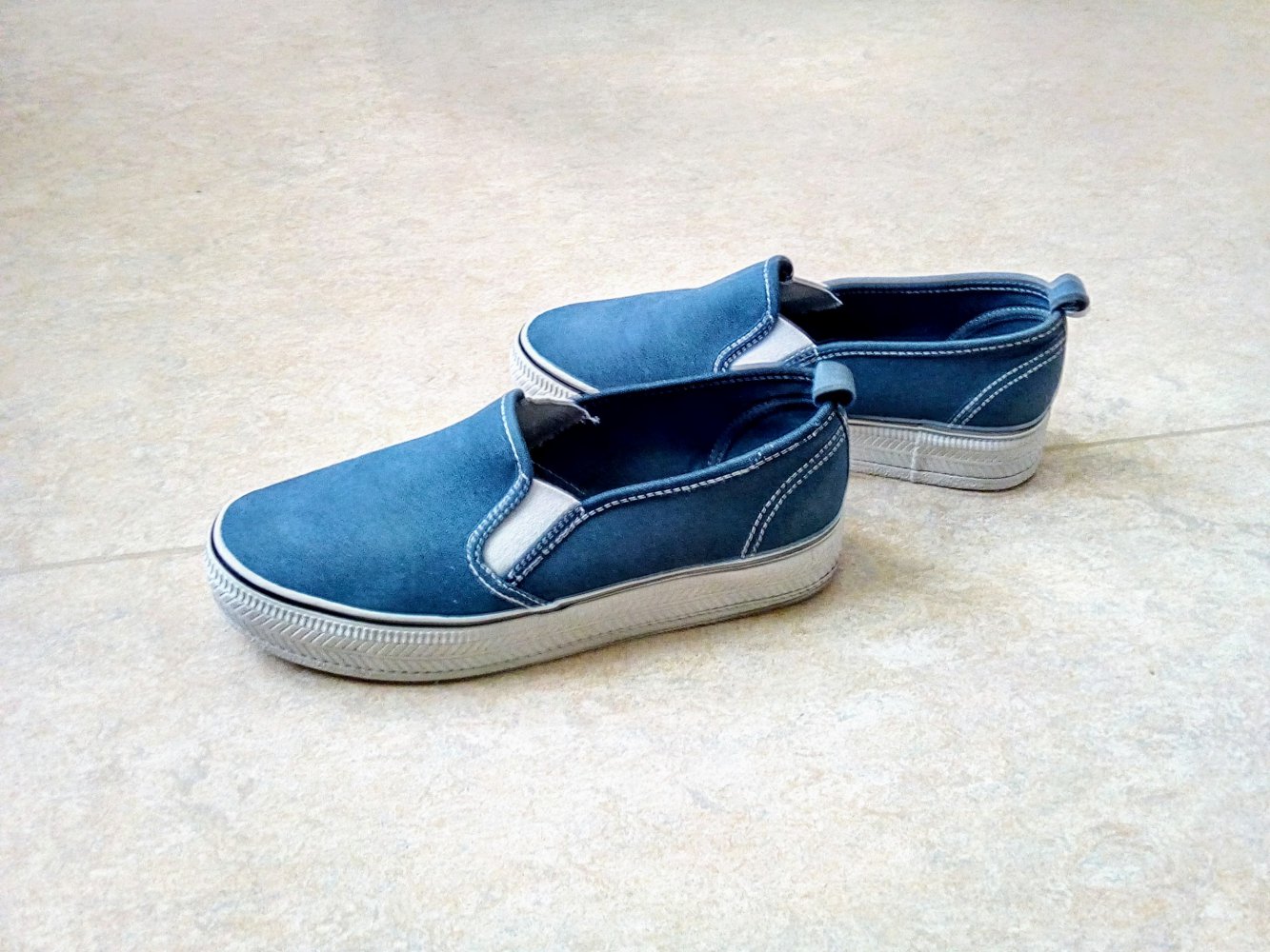 Sehr schöne blaue Sneakers