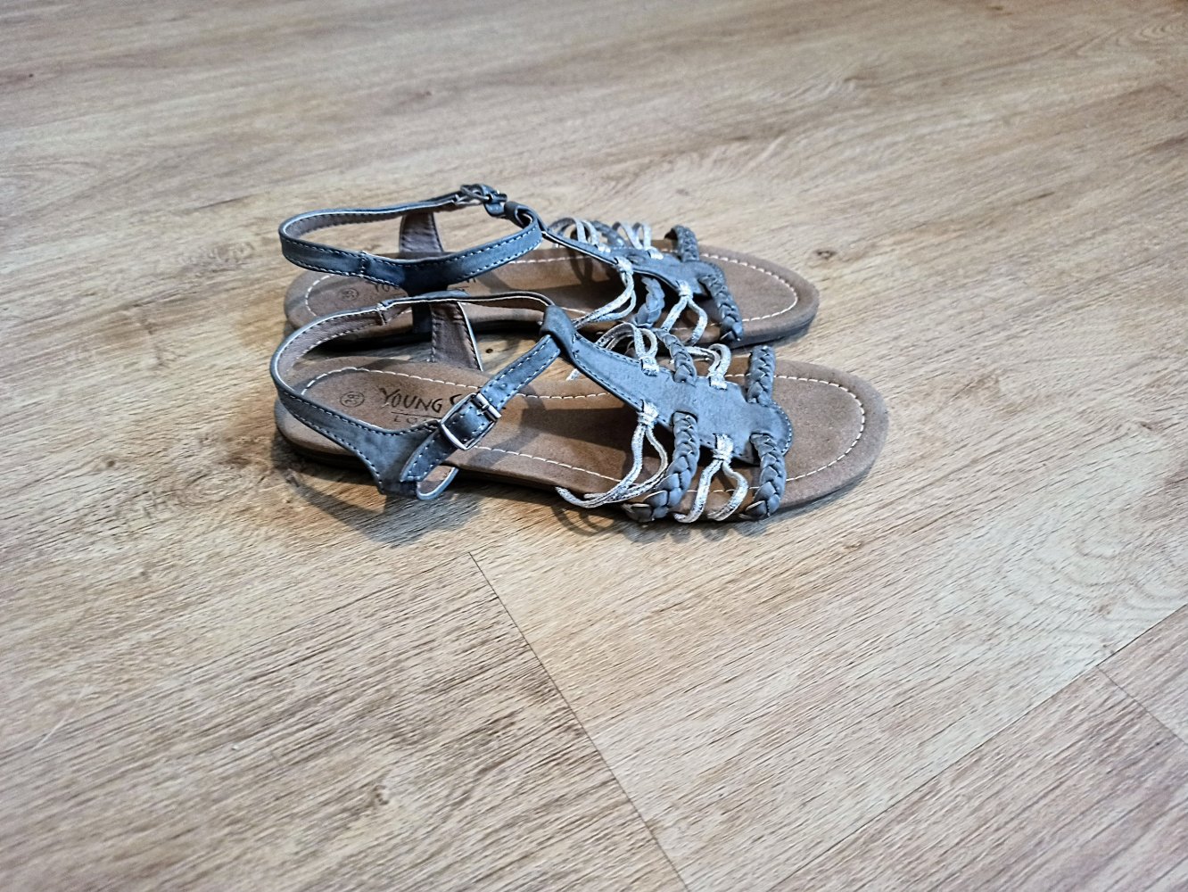 Tolle Damen Sandalen in grau/silber von Young Spirit