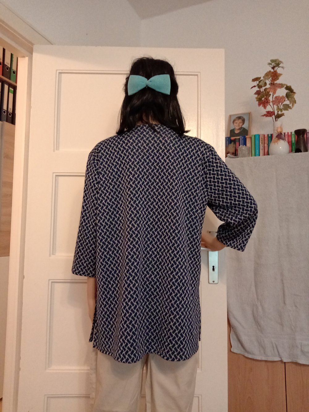 Schöner Langarmshirt in marienblau mit silberne Quadrate 