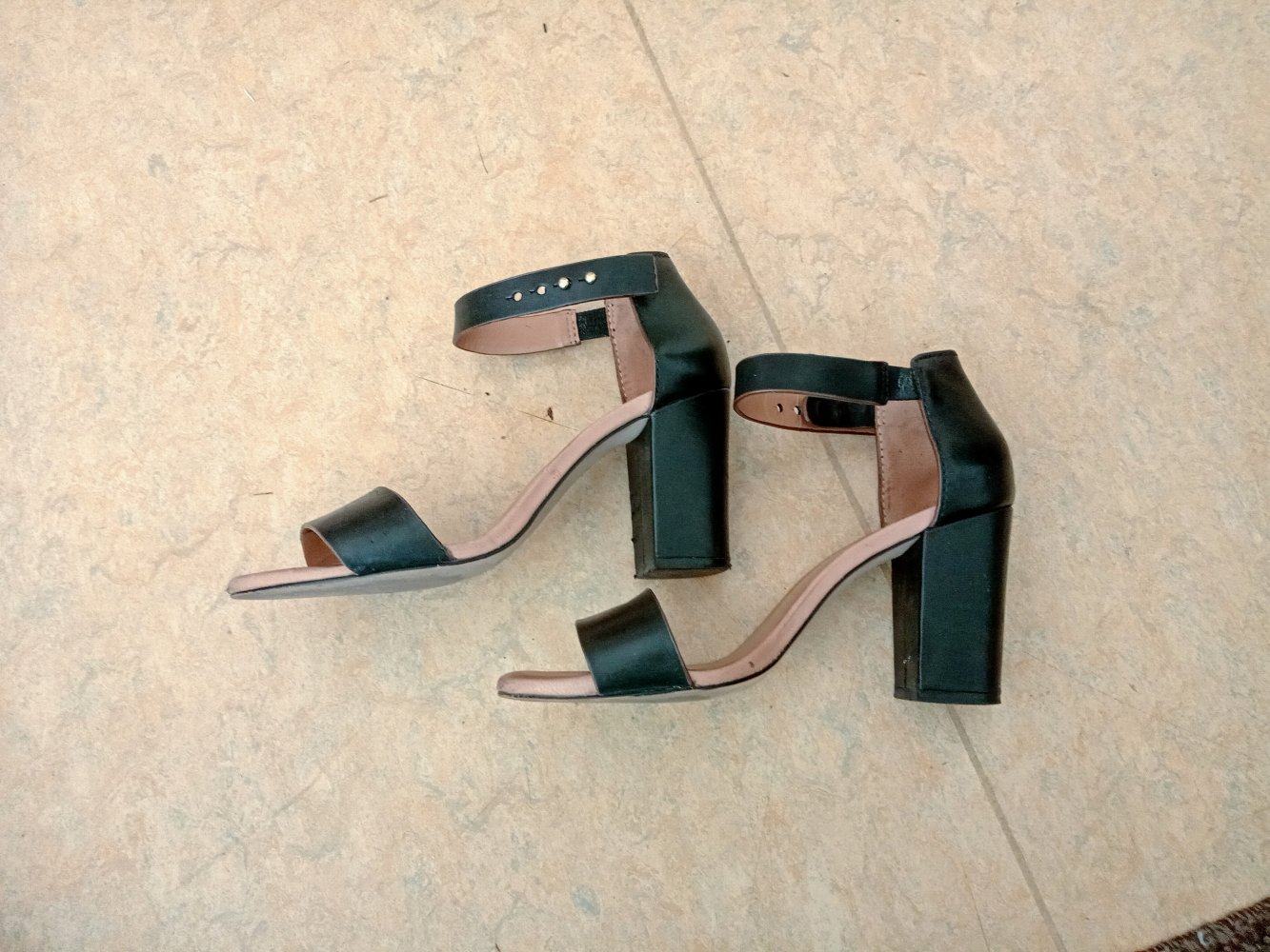 Tolle Damen Echtleder Sandaletten von MNG 