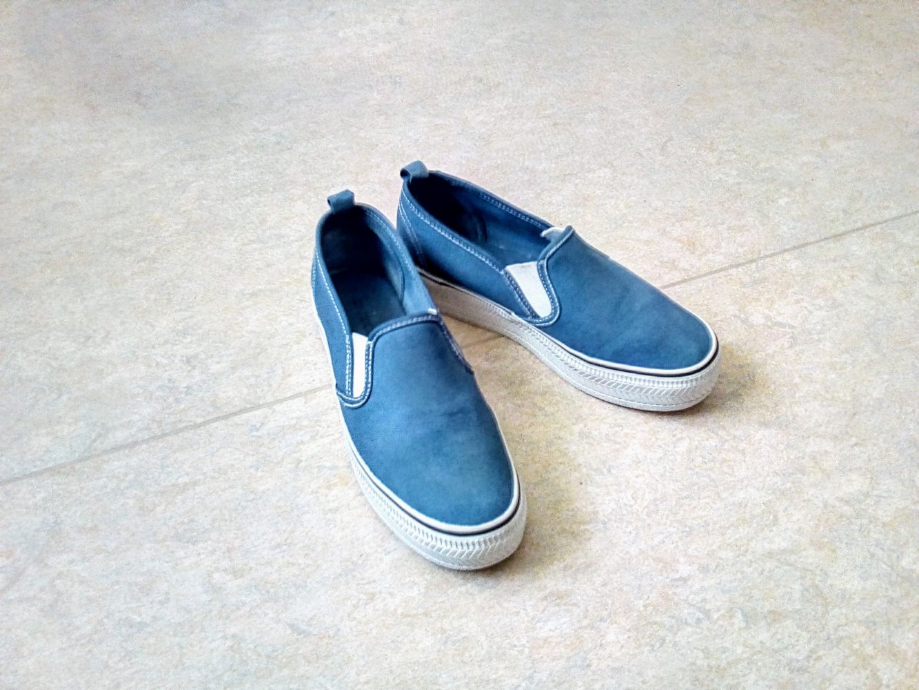 Sehr schöne blaue Sneakers