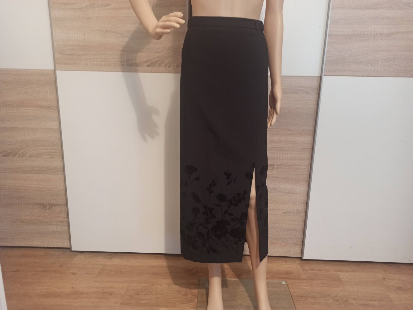 Schöner Rock in schwarz mit Blumenmuster unten