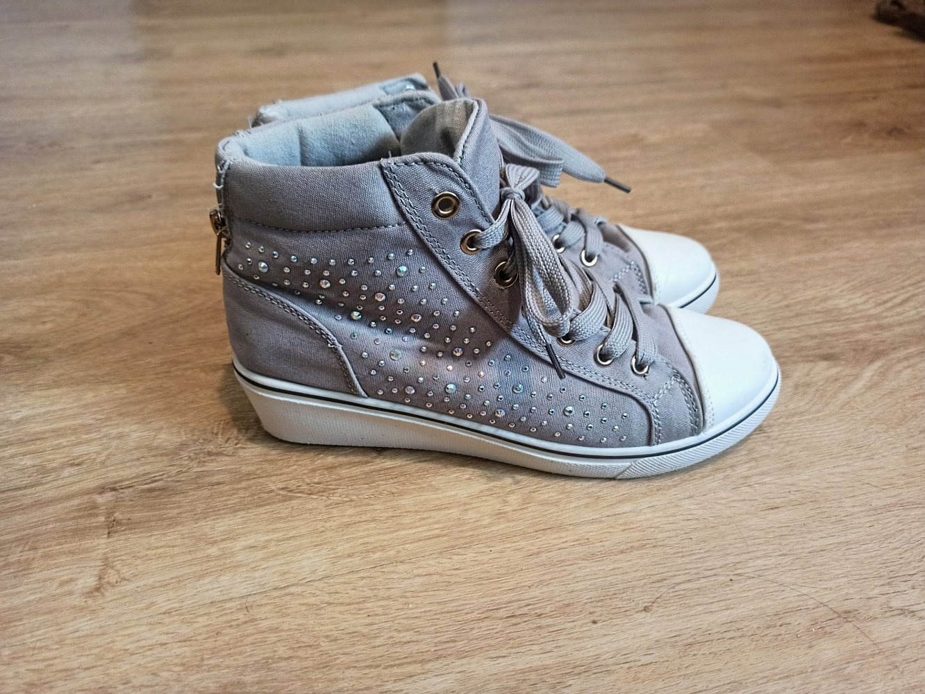 Schöne Damen Sneakers in grau mit Strasssteine von Bello Star