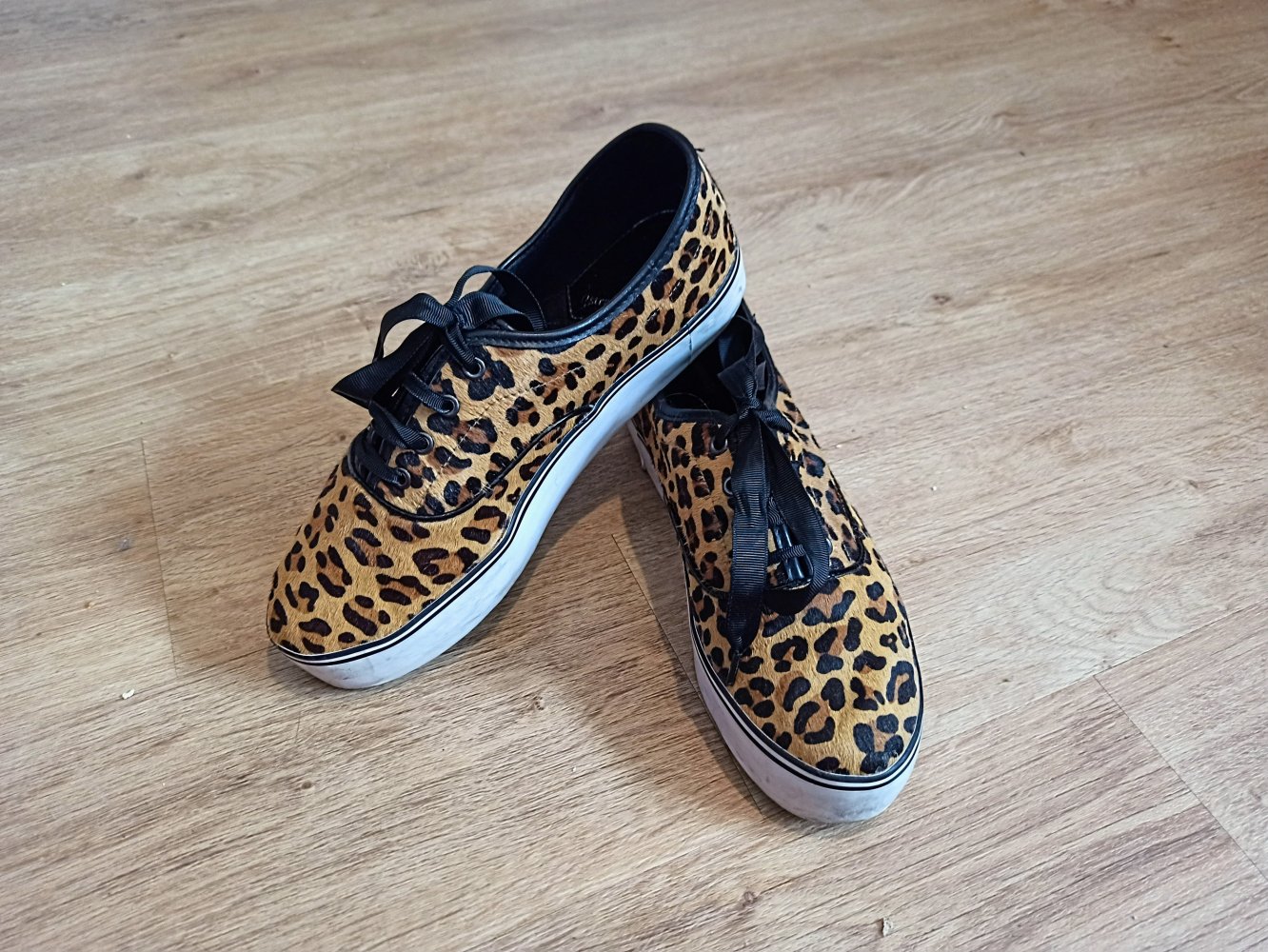 Schöne Sneakers in Leoparden-Style von stradivarius