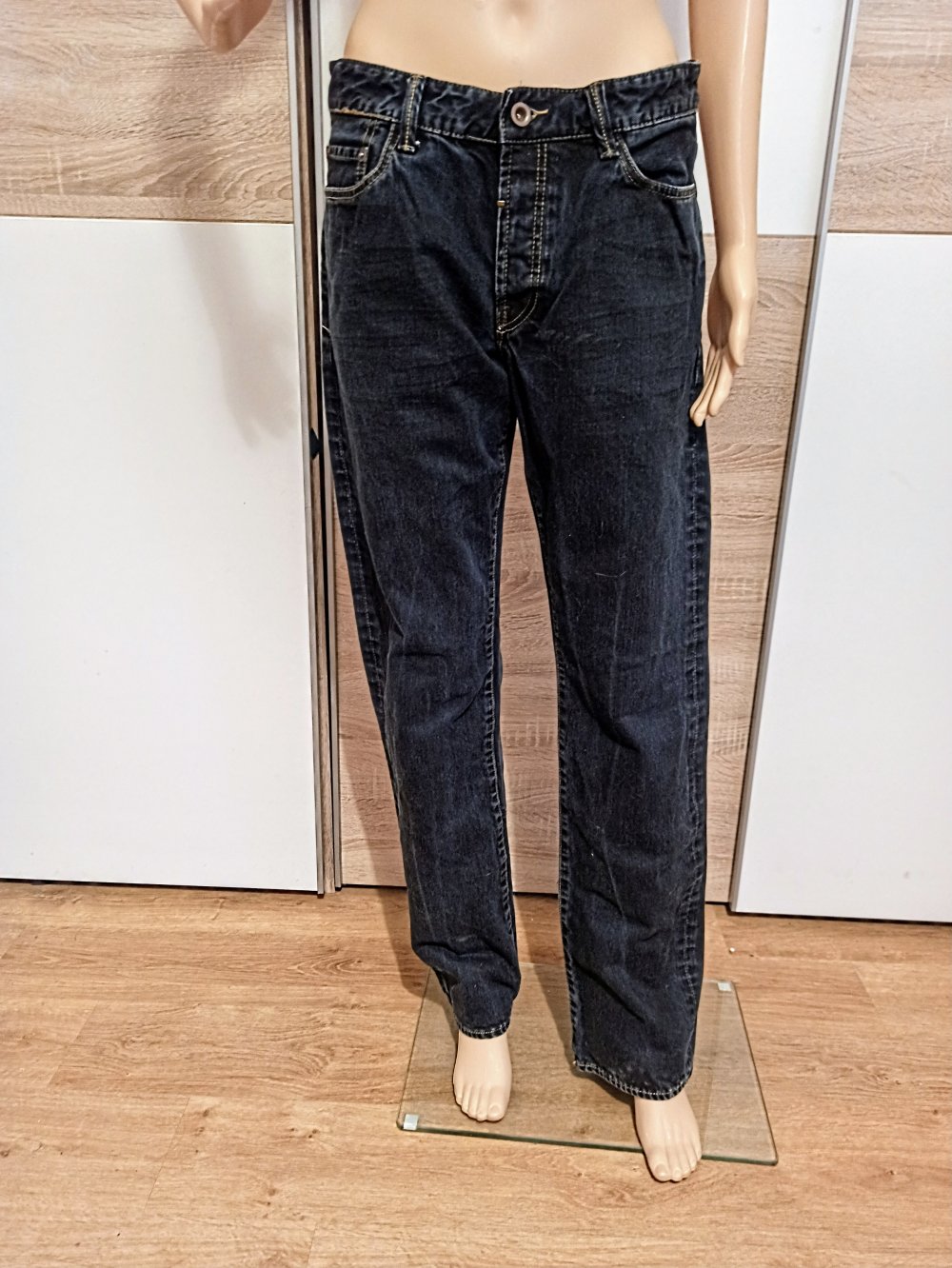Schöne Jeanshose in dunklem Blau von King Kiash