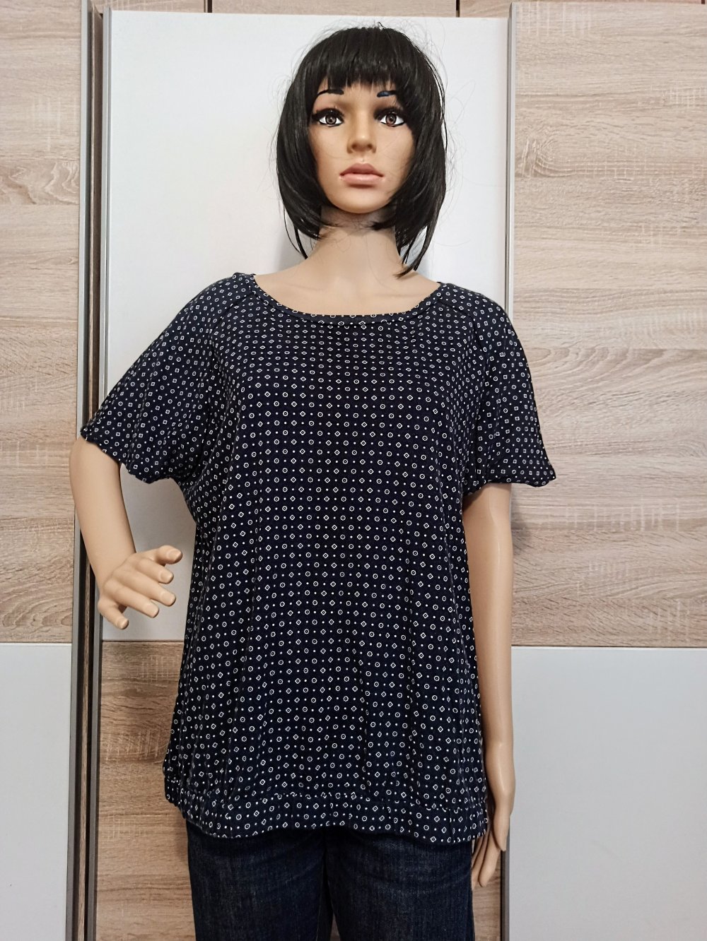 Schönes T-Shirt in marienblau mit weiße Kreisen und Quadraten von Essentiels