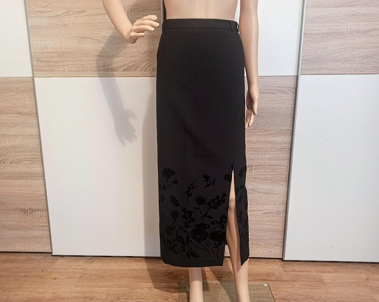 Schöner Rock in schwarz mit Blumenmuster unten