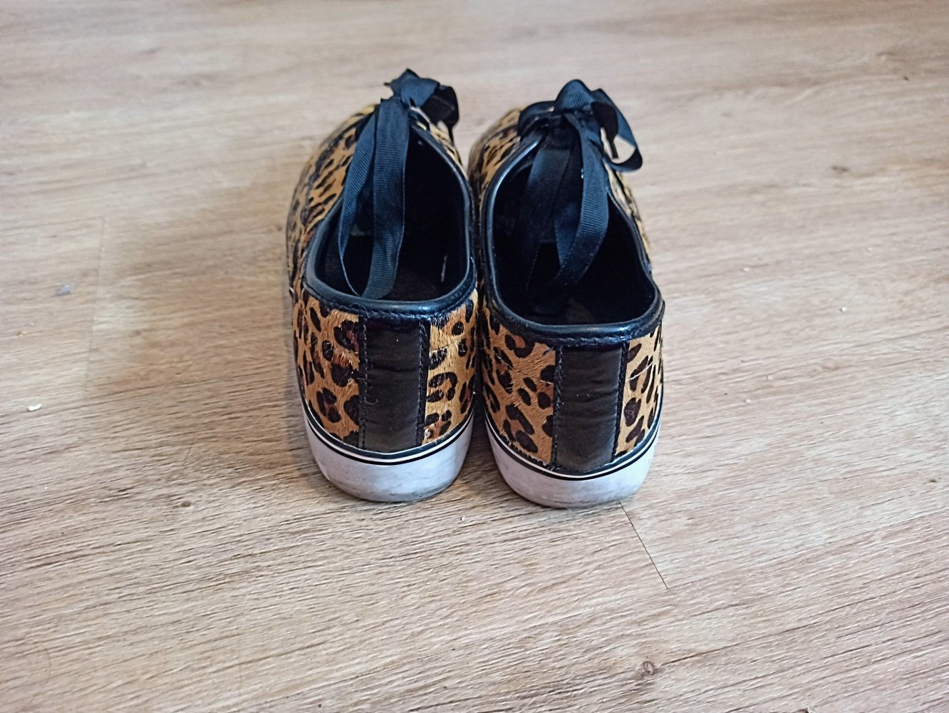 Schöne Sneakers in Leoparden-Style von stradivarius
