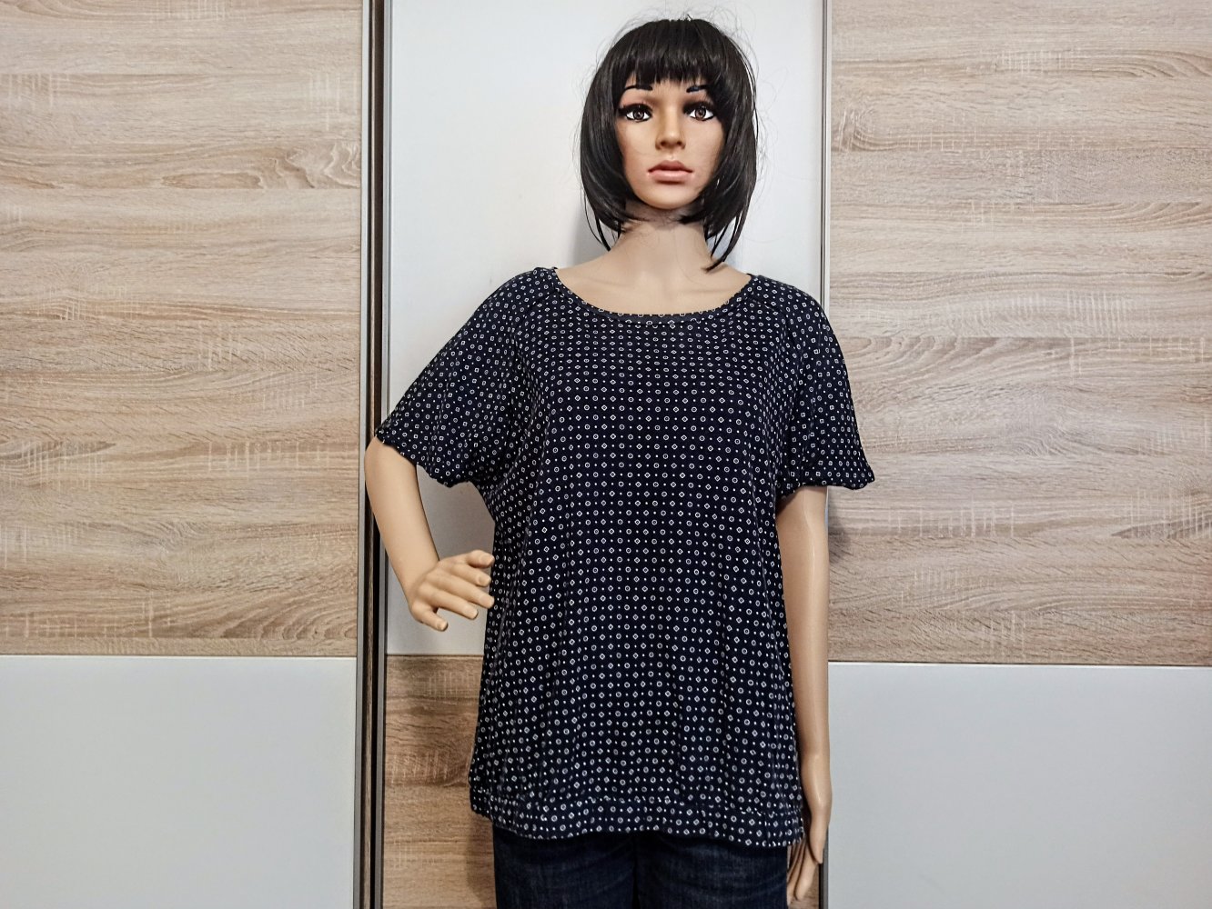 Schönes T-Shirt in marienblau mit weiße Kreisen und Quadraten von Essentiels