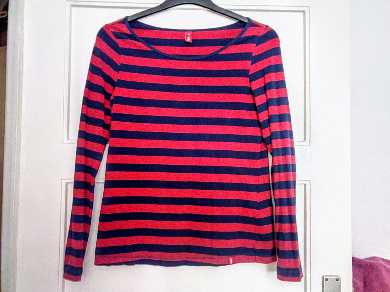 Sehr schönes gestreiftes Langarm-Shirt von EDC