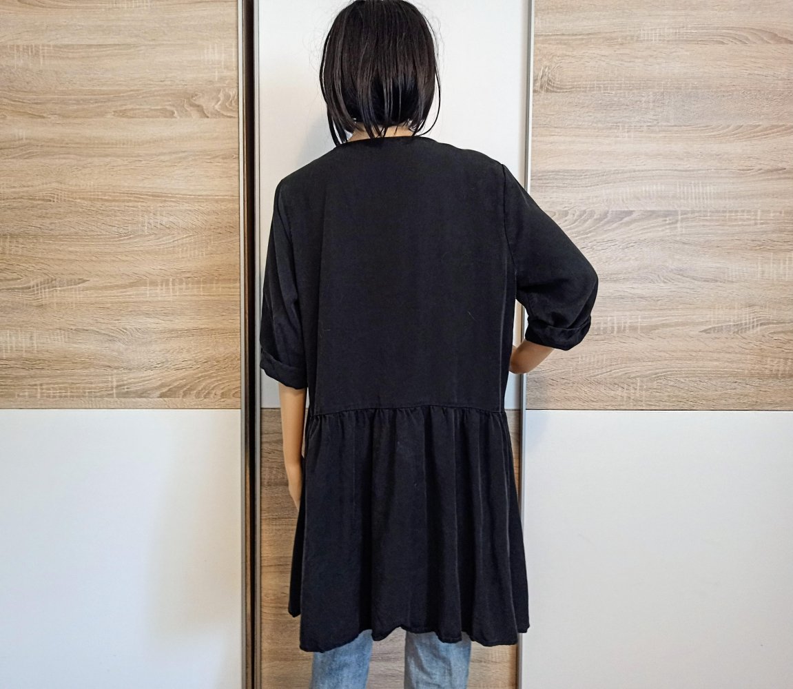Schönes Kleid in Schwarz mit Knöpfen von Mapa
