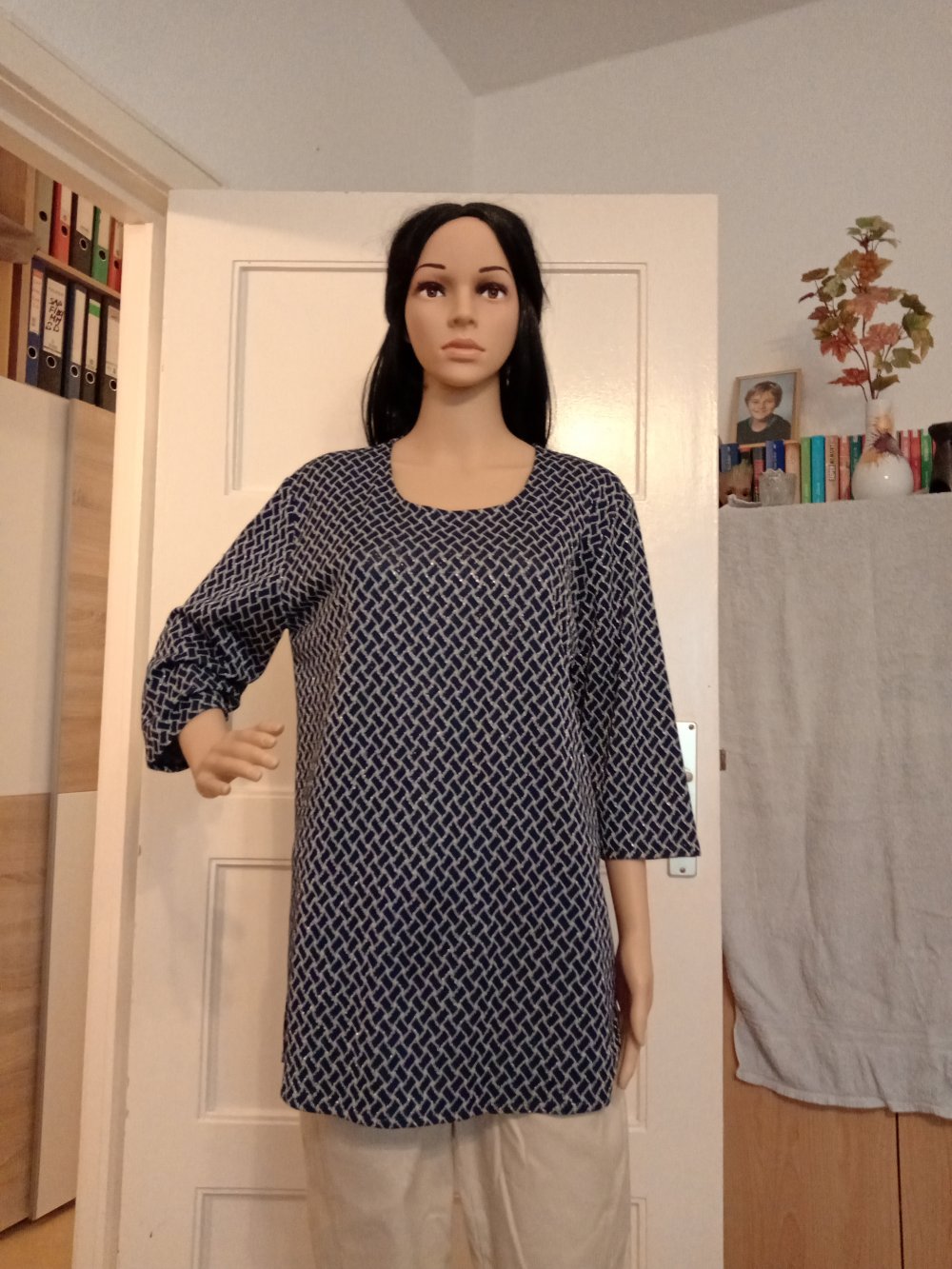 Schöner Langarmshirt in marienblau mit silberne Quadrate 