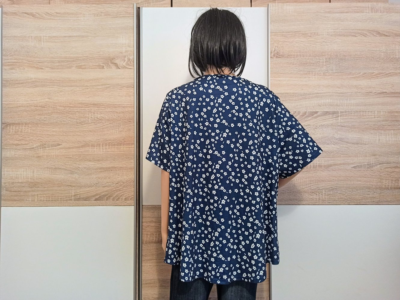 Schöne Bluse in marienblau mit kleine weiße Blümchen