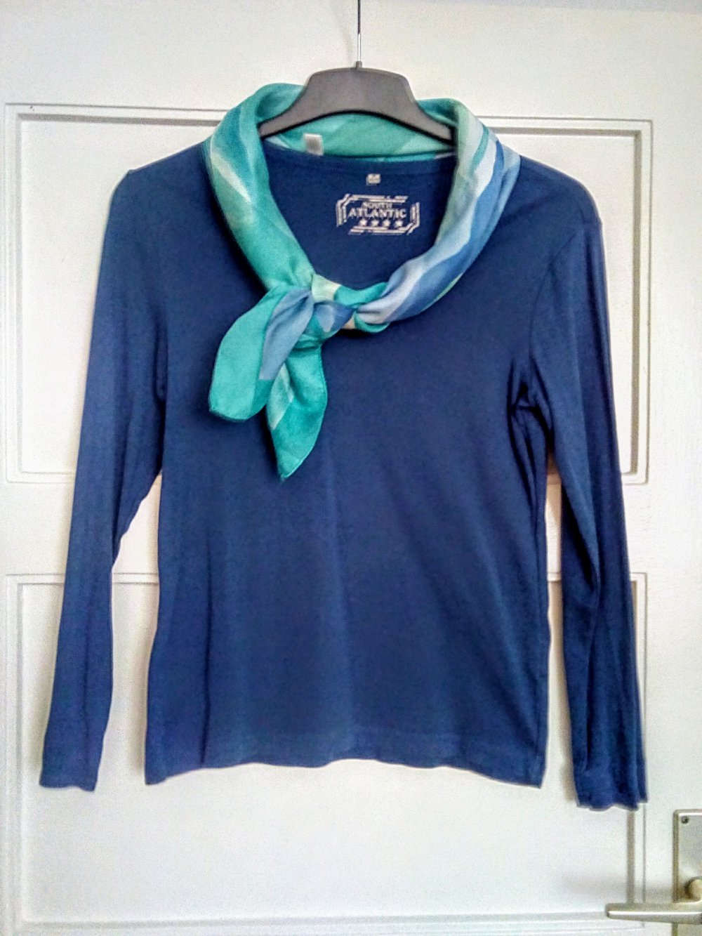 Sehr schönes Langarm-Shirt in Farbe Blau von UpFashion 