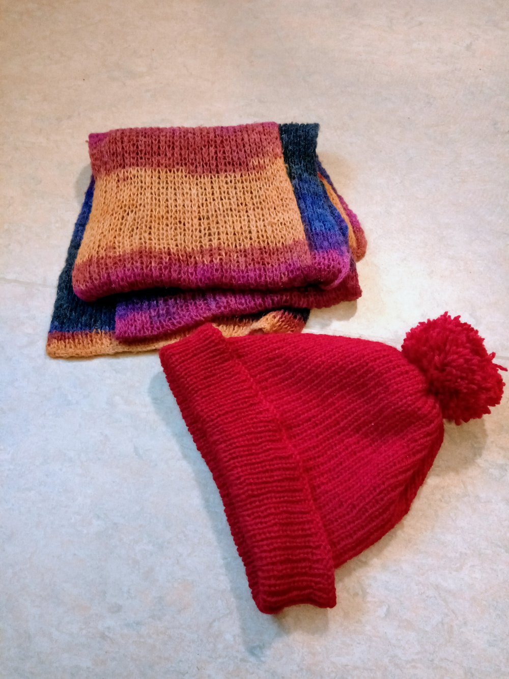 Schönes Sets: Mütze in Burgunderrot mit gestreifter Schal 