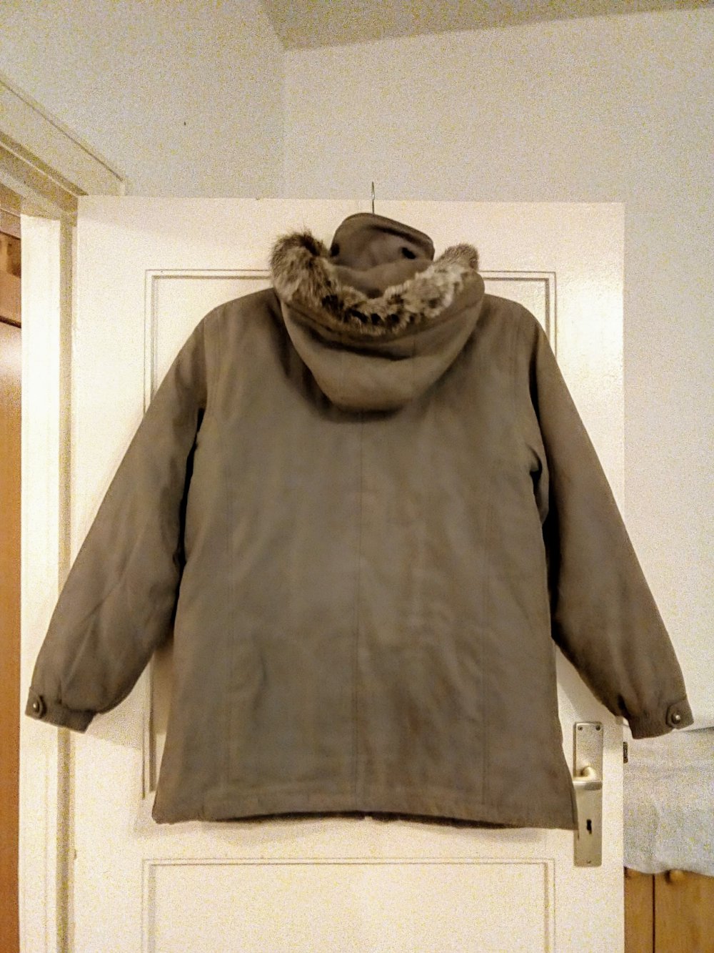 Sehr schöne Parka mit echtem Fell an der Kapuze 