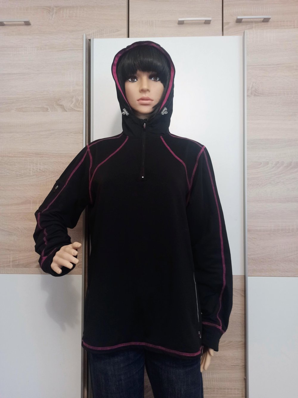 Schöne Sport-Jacke in schwarz mit Kapuze mit TCM