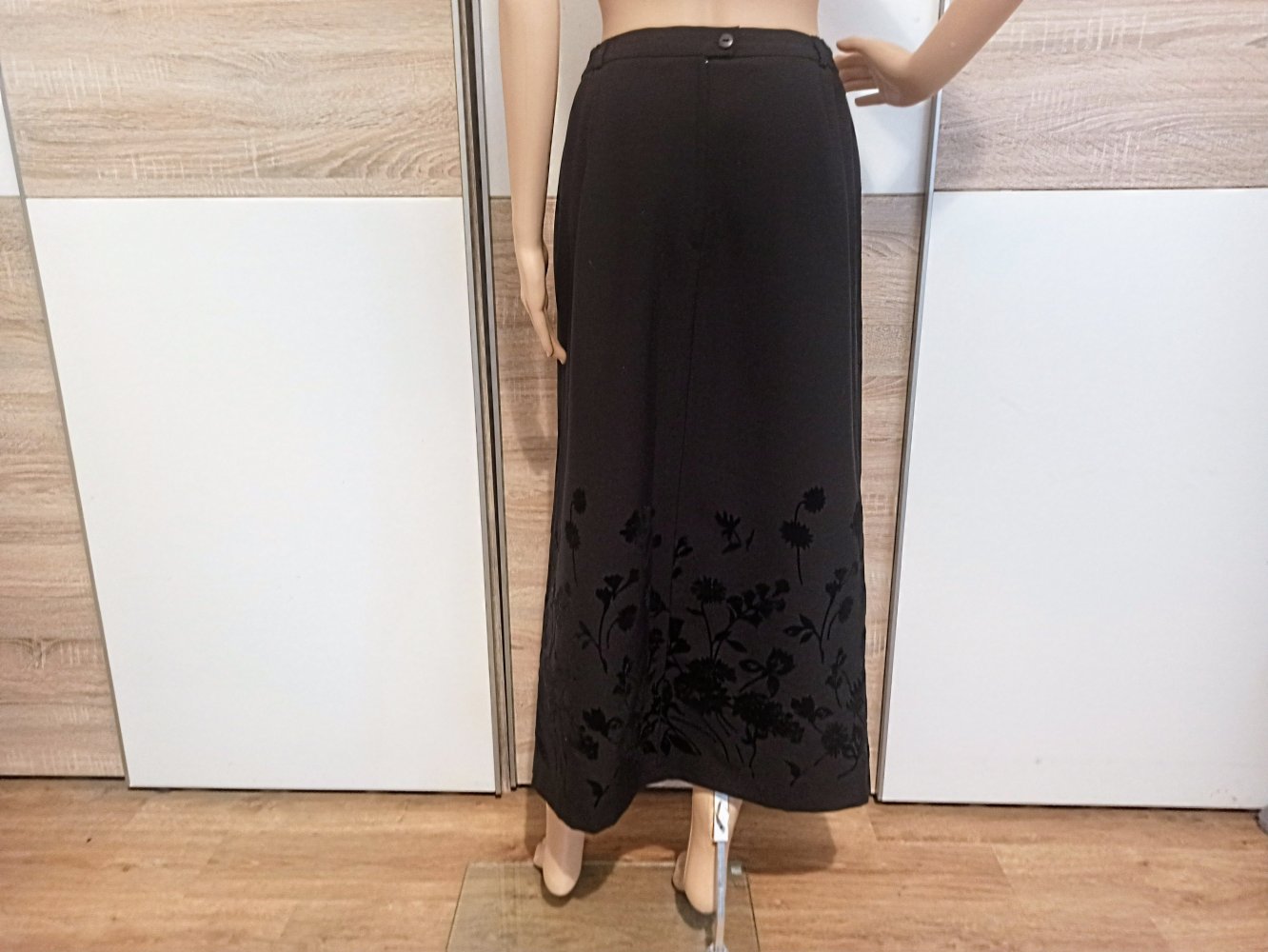 Schöner Rock in schwarz mit Blumenmuster unten
