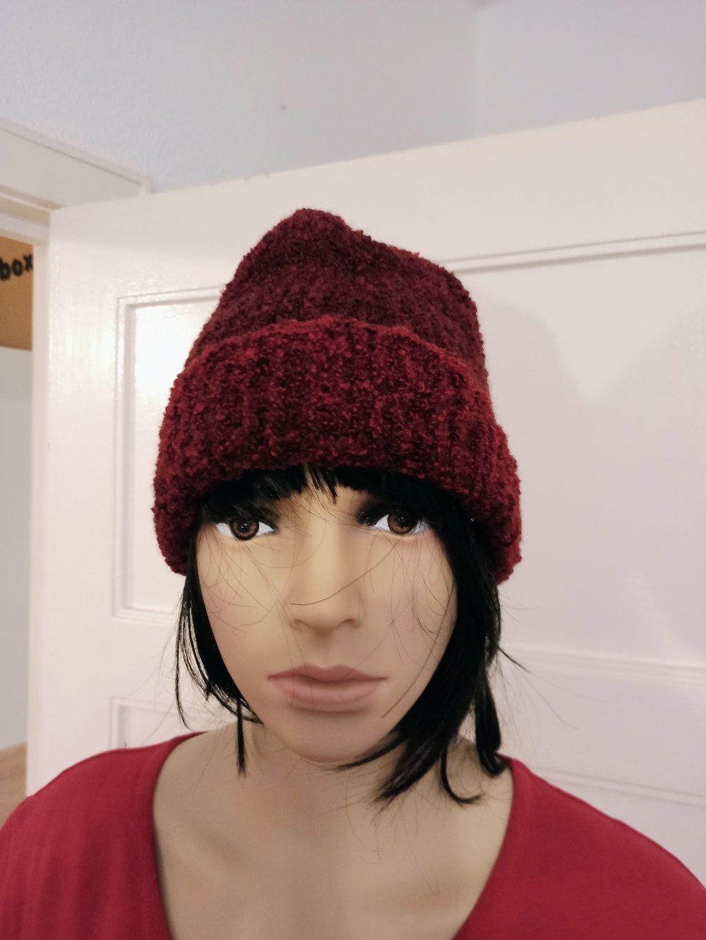 Schöner Mütze in burgunderrot 