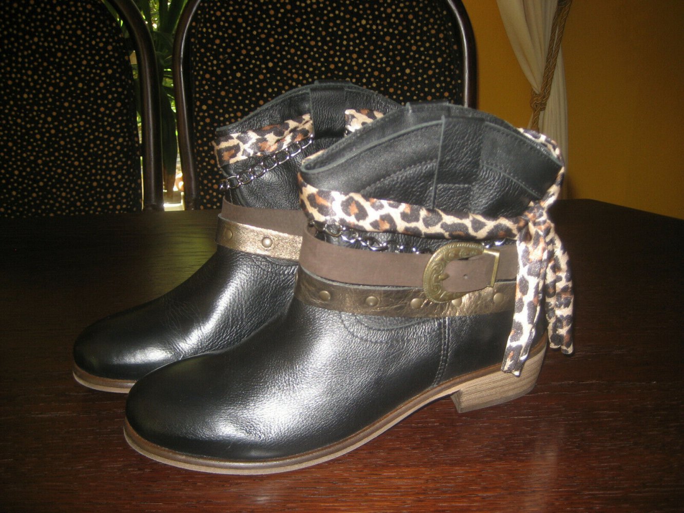 Leder-Schlupfstiefelette von Studio W, neu, Größe 40, mit 4 Schaft-Dekobändern
