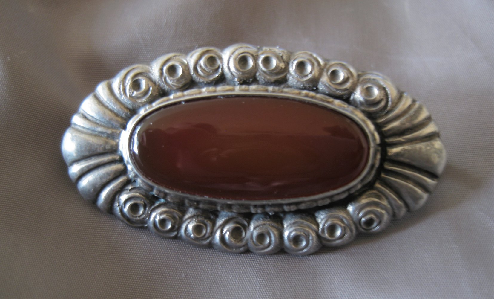 ANTIKE JUGENDSTIL - BROSCHE in Silber mit Karneol