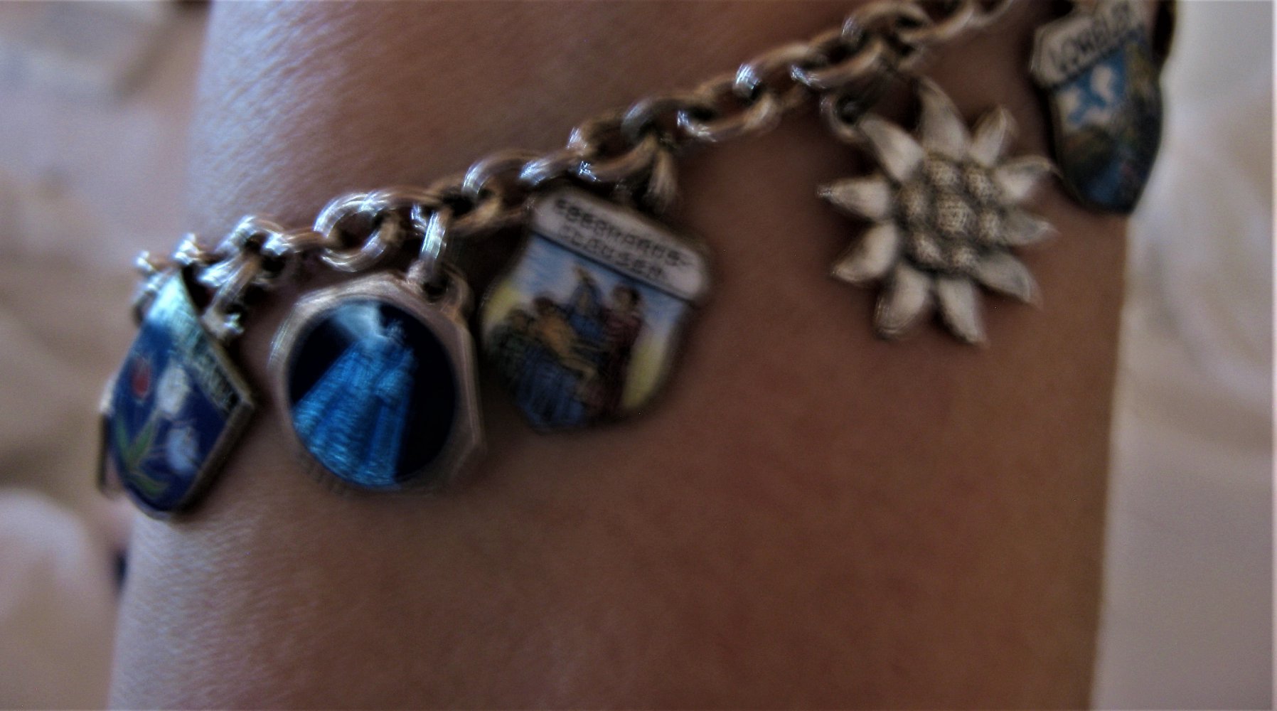 SÜSSES BETTELARMBAND  (VINTAGE / SILBER) mit 13 ! Anhängern