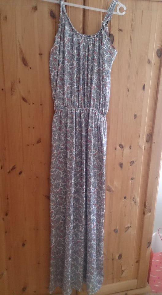 Selbstgenähtes, buntes, langes Kleid