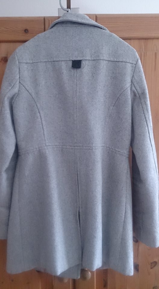 Kurzer grauer Mantel Bershka