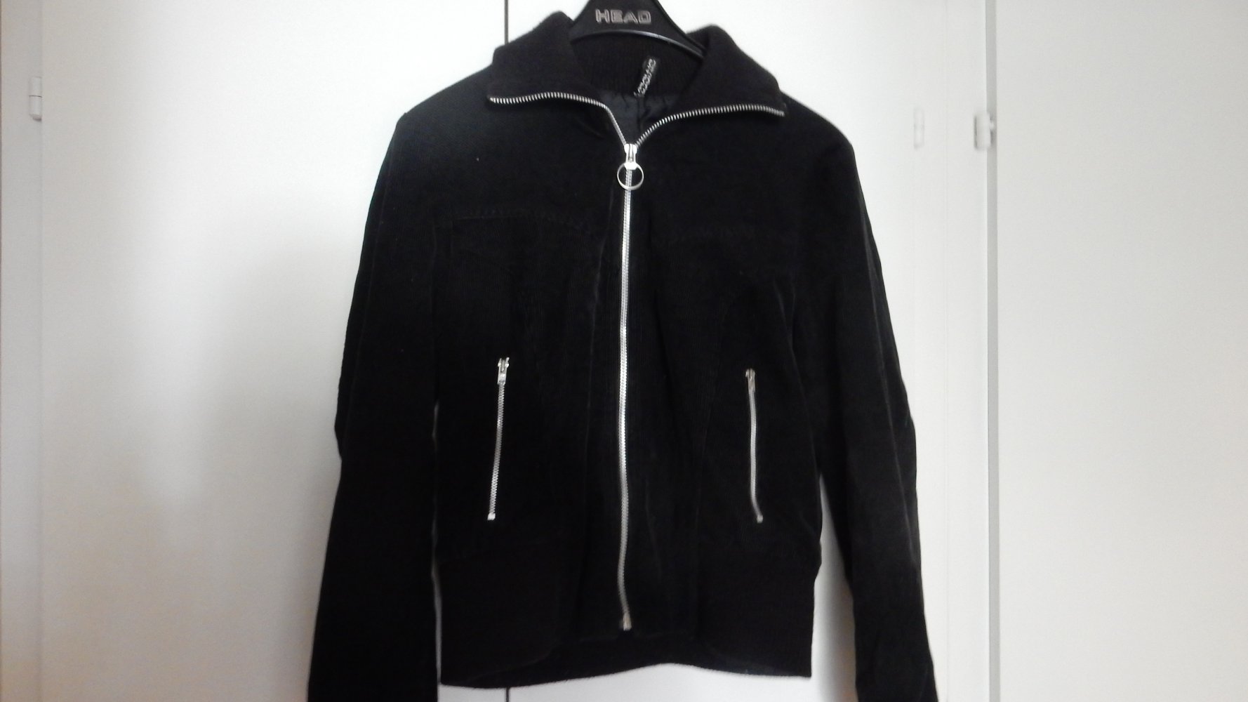 schwarze Cordjacke mit silbernem Reißverschluss, Gr. 38/40