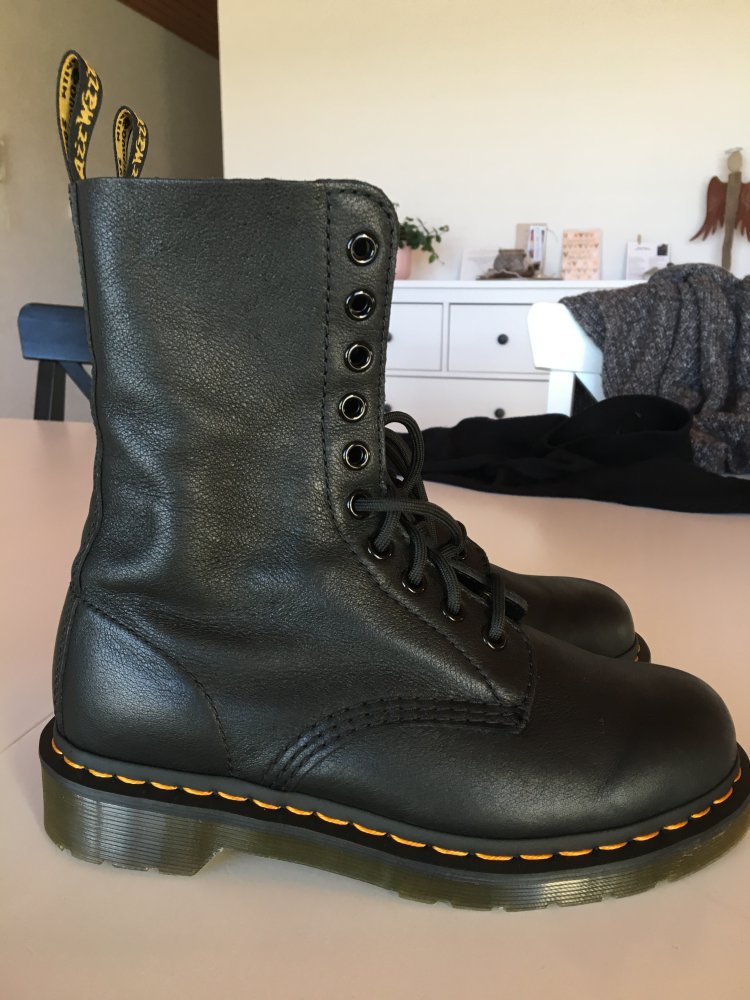 dr marten 1490 virginia