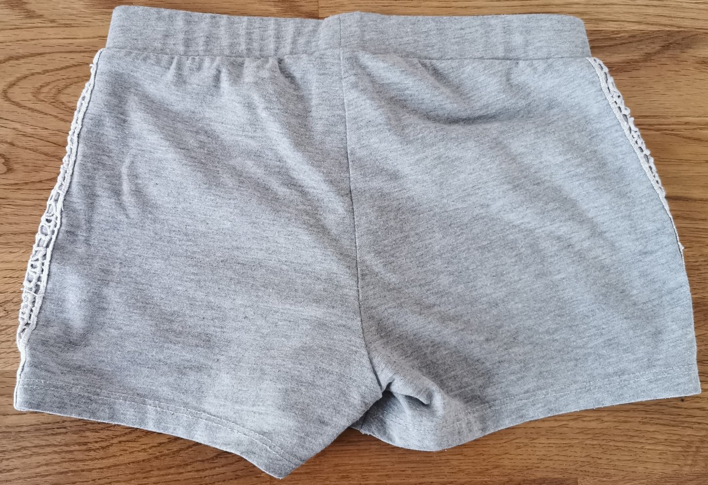 graue Shorts mit Lochmuster von Palomino in 128