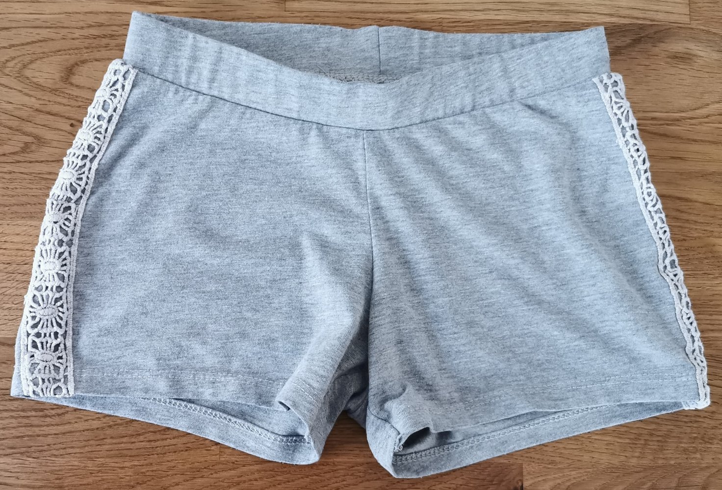 graue Shorts mit Lochmuster von Palomino in 128