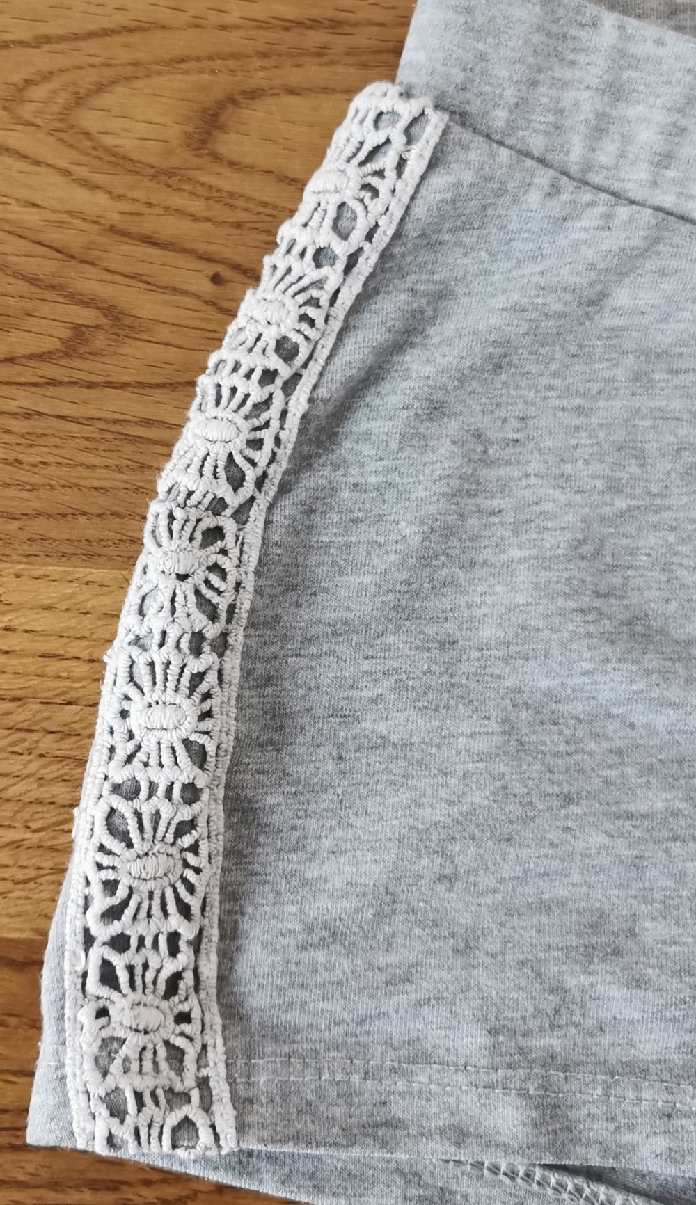 graue Shorts mit Lochmuster von Palomino in 128