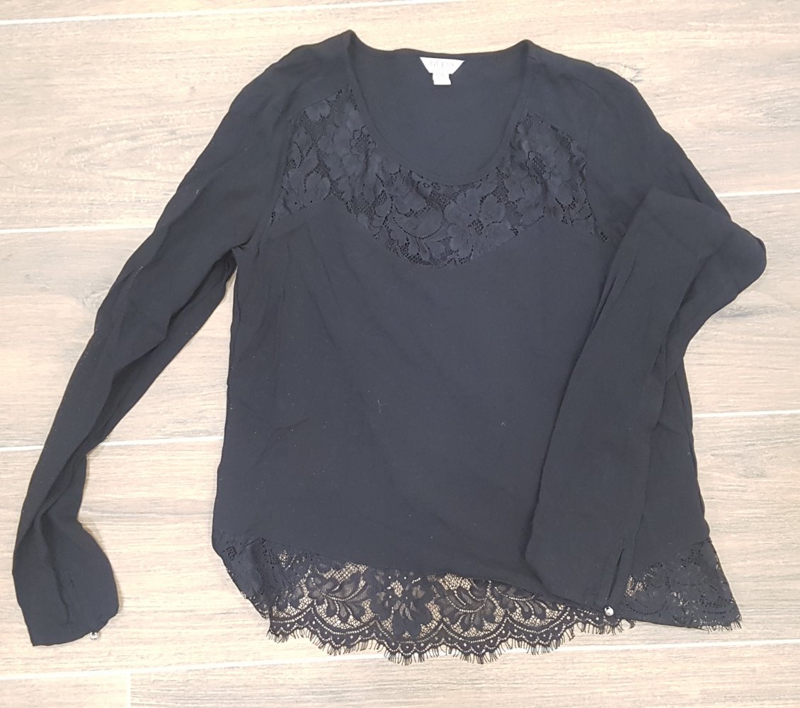 Langärmeliges Shirt abzugeben