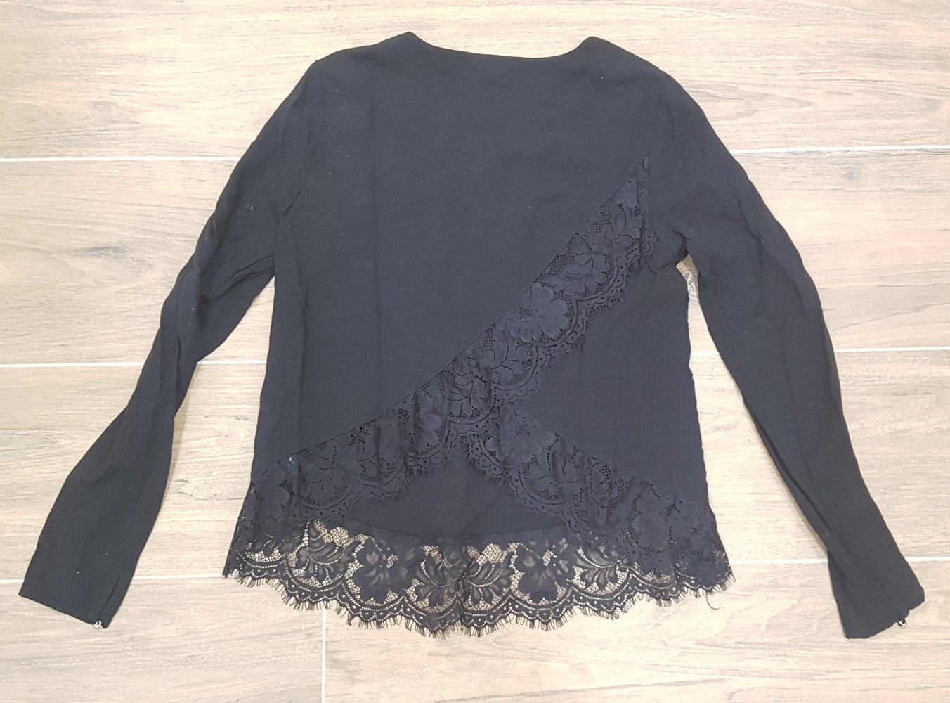 Langärmeliges Shirt abzugeben