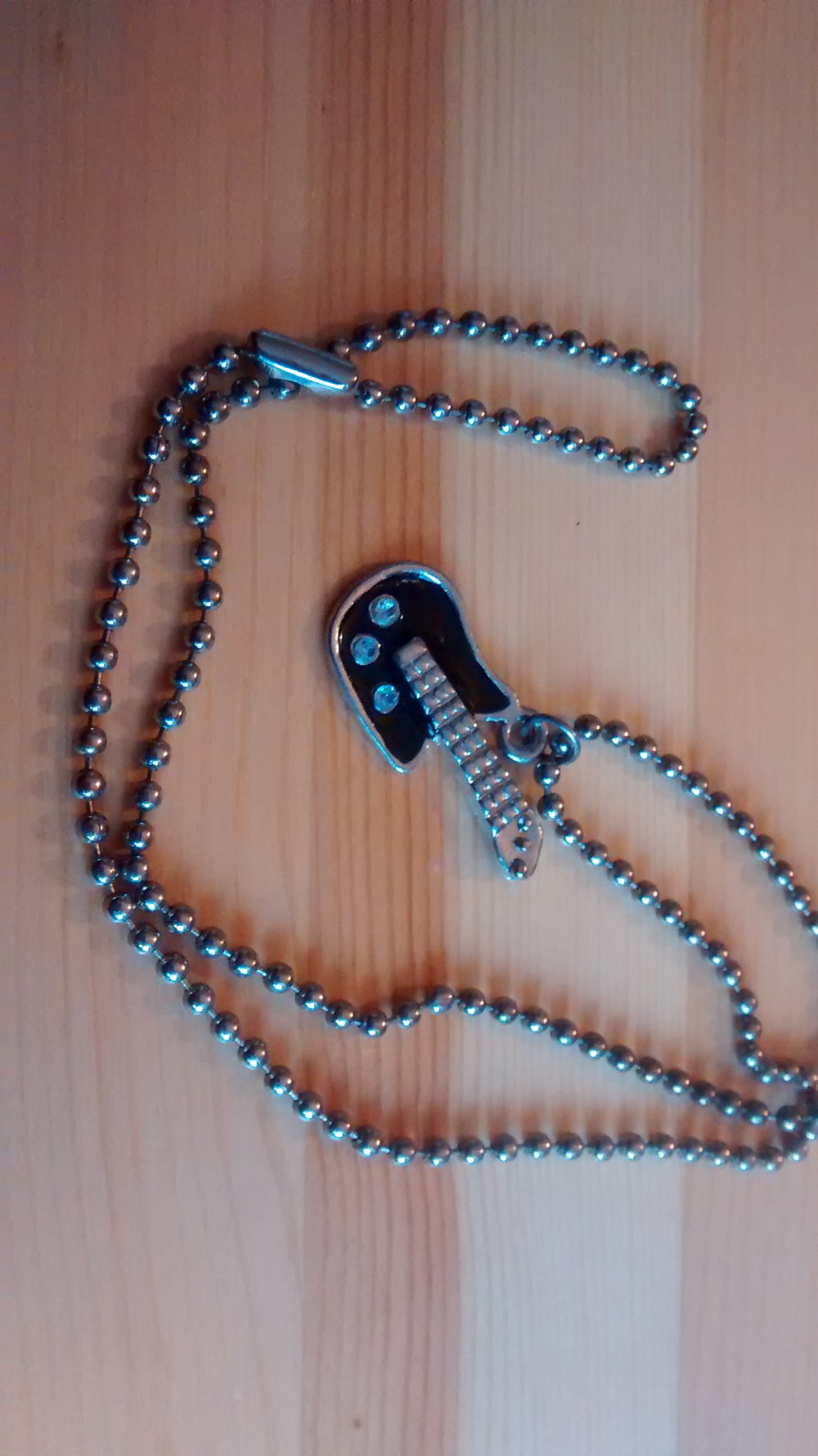 Kette mit Gitarrenanhänger Gitarre Schwarz mit Strassteinchen Emo Scene 