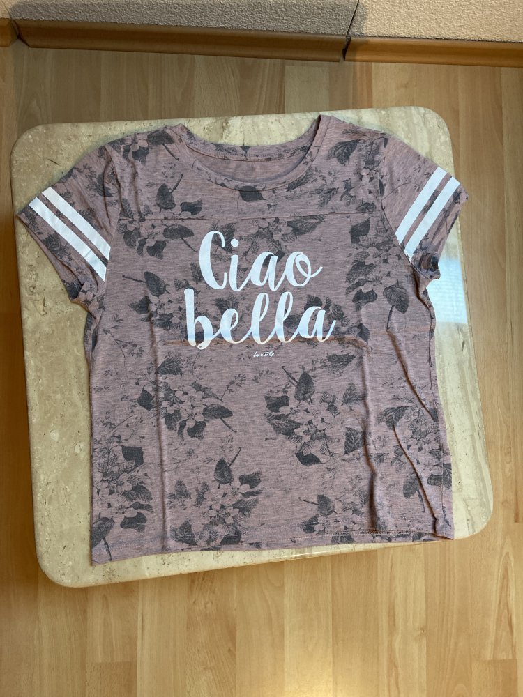 Kurzes, dunkelrosanes T-Shirt