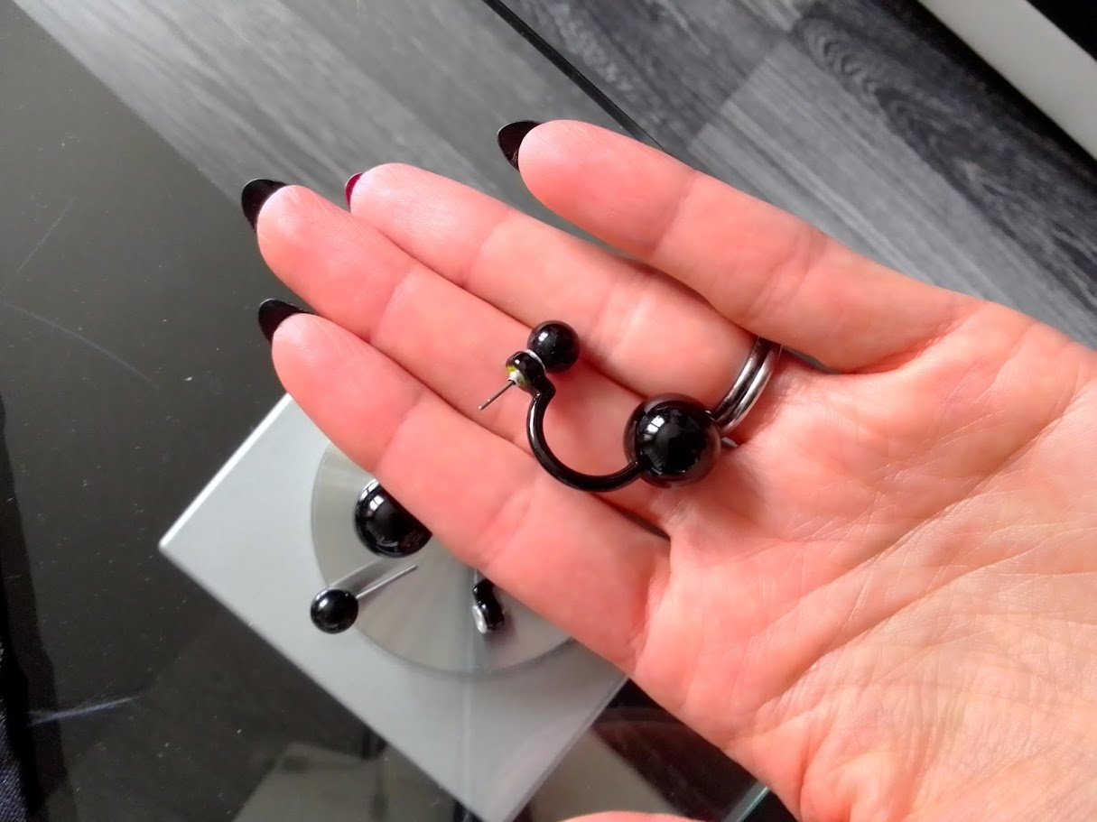 Ohrstecker mit Kugel Fake Piercing schwarz