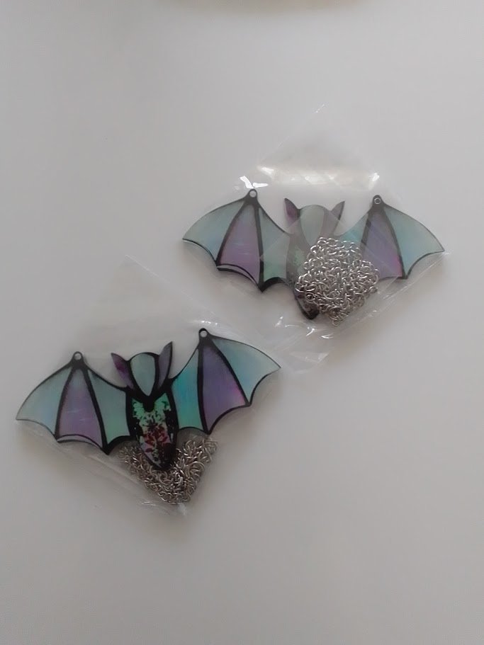 2 x Fledermaus Acryl Anhänger mit Kette Fensterschmuck