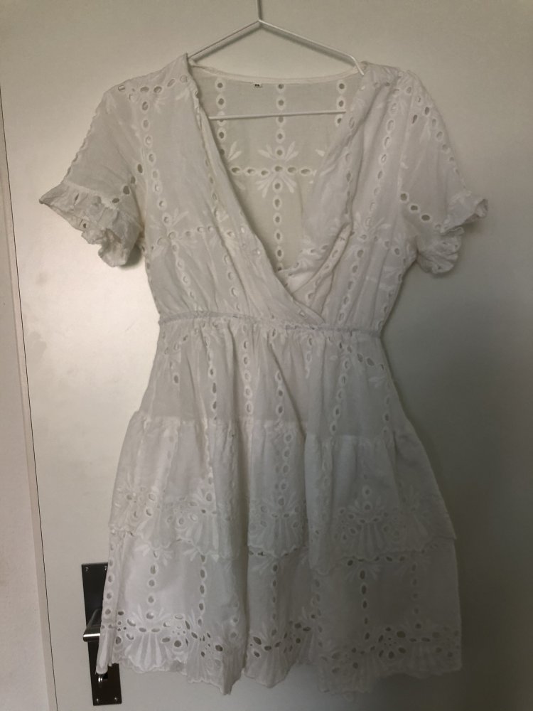 Weisses Lochmusterkleid