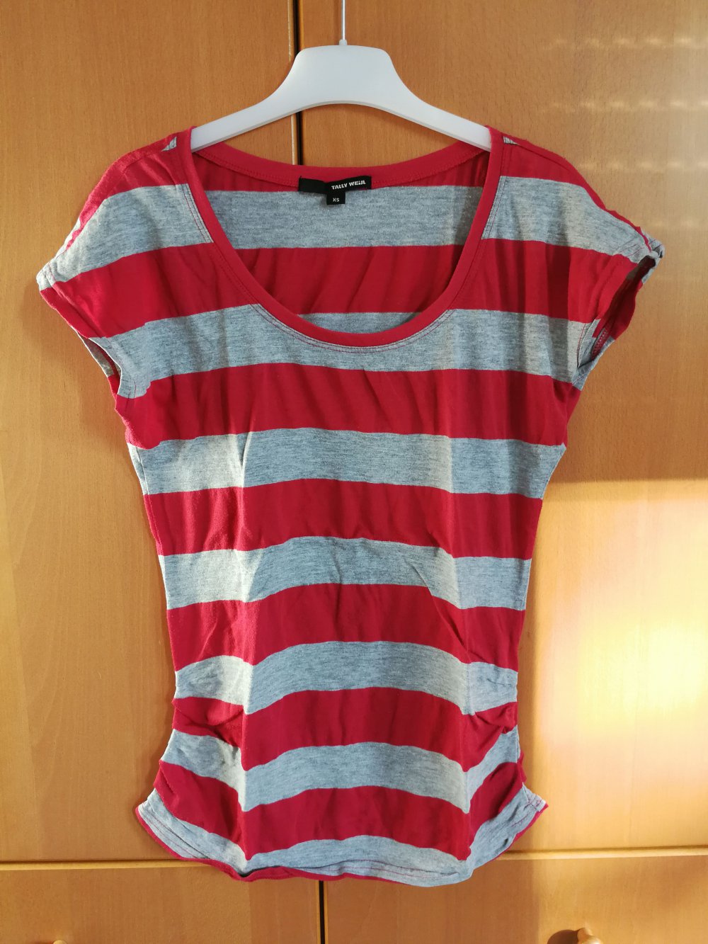 rot-grau gestreiftes T-Shirt