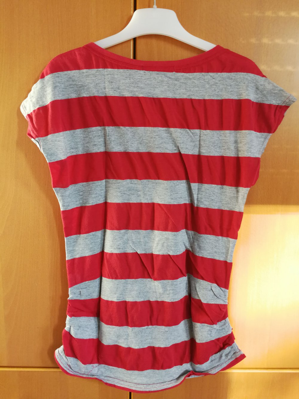 rot-grau gestreiftes T-Shirt